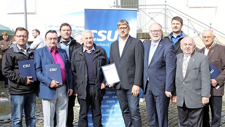 Die CSU Weißenbrunn zeichnete diese langjährigen Mitglieder aus. Mit im Bild CSU-Ehrenkreisvorsitzender Heinz Hausmann (.2 von rechts) und MdB Hans Michaelbach (4. von rechts). Foto: Michael Wunder