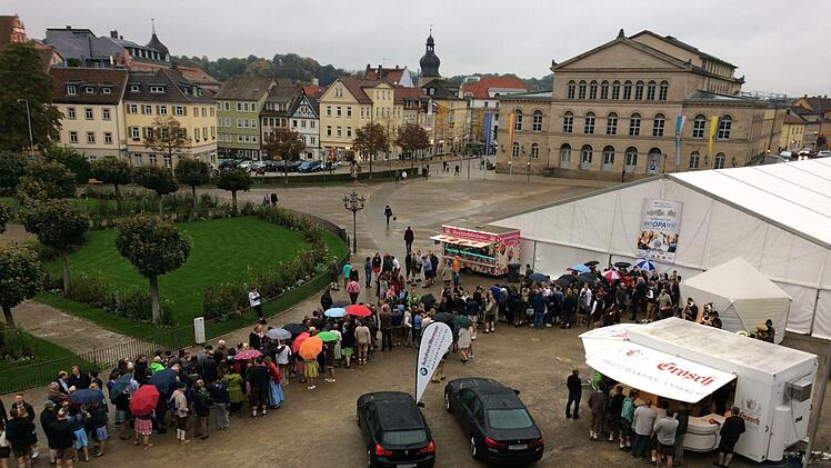 Pünktlich um 18 Uhr - eineinhalb Stunden vor Beginn des Fests - wurde das Zelt geöffnet. Weil sich jeder einen guten Platz sichern wollte, bildete sich schon ab 17.30 Uhr eine lange Schlange.Oliver Schmidt