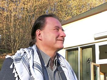 Prof. Dr. Thomas Loew referierte beim Heiligenfelder Gespr&auml;ch &uuml;ber Trauma-Helfer in Asien. Geboten wurden beeindruckende Bilder, Anekdoten und vor allem Einblicke in die Kulturen jenseits der Blickwinkel der Touristen.  Foto: Kai Fraass