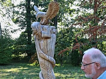 Hölzernes Exponat: Eberhard Ponader neben seiner Skulptur aus dem Jahr 2016, mit der er den Syrienkrieg symbolisiert sehen will.Helmut Will