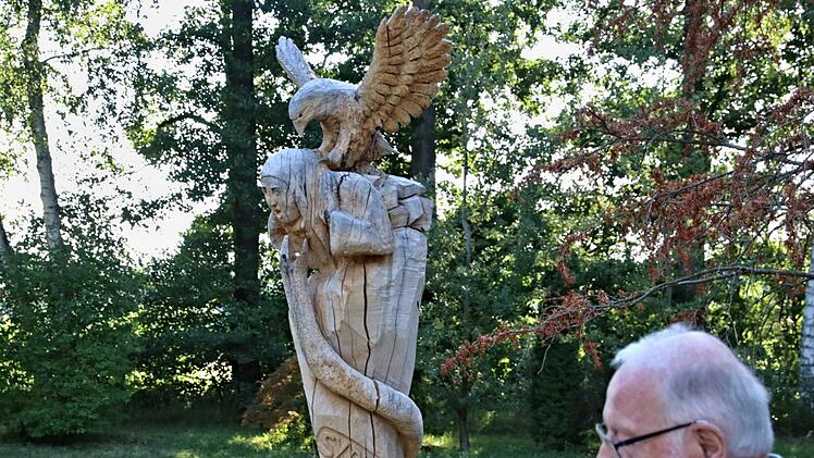 Hölzernes Exponat: Eberhard Ponader neben seiner Skulptur aus dem Jahr 2016, mit der er den Syrienkrieg symbolisiert sehen will.Helmut Will