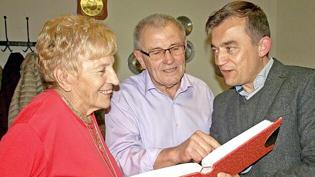 Erinnerungen sind Horst Hofmann (Mitte) besonders an seinem 80. Geburtstag wichtig. Deshalb zeigt er auch B&uuml;rgermeister Jens Korn (re) und seiner Ehefrau Helga sein kleines Fotoalbum mit vielen alten Aufnahmen.  Foto: Susanne Deuerling