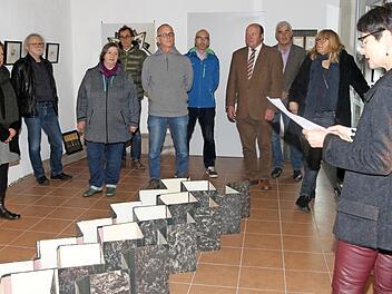 Die Kulturbeauftragte des Landkreises Haßberge, Renate Ortloff (rechts), bei ihrer Rede zur Eröffnung der Ausstellung von Künstlerin Gabi Weinkauf (links); Vierter von rechts ist Zweiter Bürgermeister Reinhold Giebfried. Foto: Günther Geiling