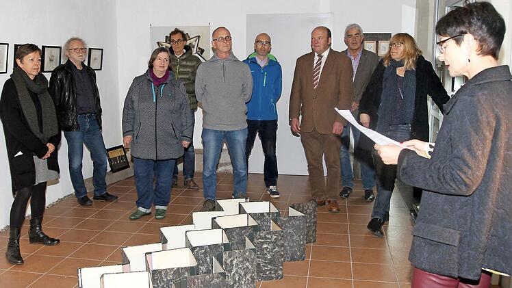 Die Kulturbeauftragte des Landkreises Haßberge, Renate Ortloff (rechts), bei ihrer Rede zur Eröffnung der Ausstellung von Künstlerin Gabi Weinkauf (links); Vierter von rechts ist Zweiter Bürgermeister Reinhold Giebfried. Foto: Günther Geiling