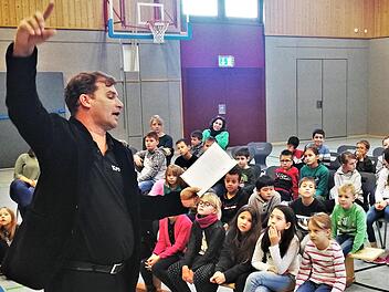 Mit vollem Körpereinsatz las "Krokofil"-Autor Armin Pongs (51) aus einem seiner Kinderbücher.