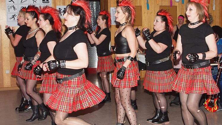 Die Frauen der Gymnastikgruppe des Radfahrvereins Concordia traten diesmal bei ihrem Showtanz in einem Punker-Outfit in Erscheinung.
