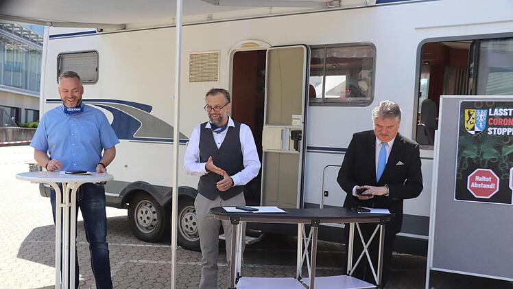 Was hier nach Urlaub aussieht, ist ein zentrales Mittel zur Eindämmung der Corona-Pandemie: Yves Wächter und Oliver Hempfling von der Führungsgruppe Katastrophenschutz und Landrat Klaus Peter Söllner (von links), vor einem Wohnmobil, das als rollende Abstrichstelle eingesetzt wurde.  Foto: Katrin Geyer