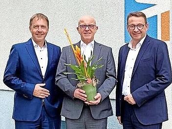 Von links: Vorstand Michael Hein, Jubilar Bernd Eußner und Vorstand Jürgen Wagenpfahl.