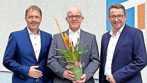 Von links: Vorstand Michael Hein, Jubilar Bernd Eußner und Vorstand Jürgen Wagenpfahl.