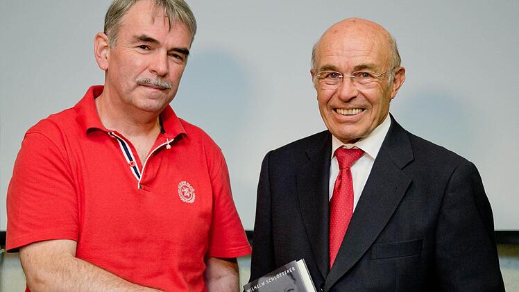 Gustl Mollath (l) und der Autor Wilhelm Schlötterer. Foto: dpa