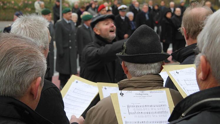 Der Gesangverein Höferänger stimmte einen Grabgesang an, auch das Bläserensemble der Stadtkapelle Kulmbach umrahmte die Feier musikalisch.