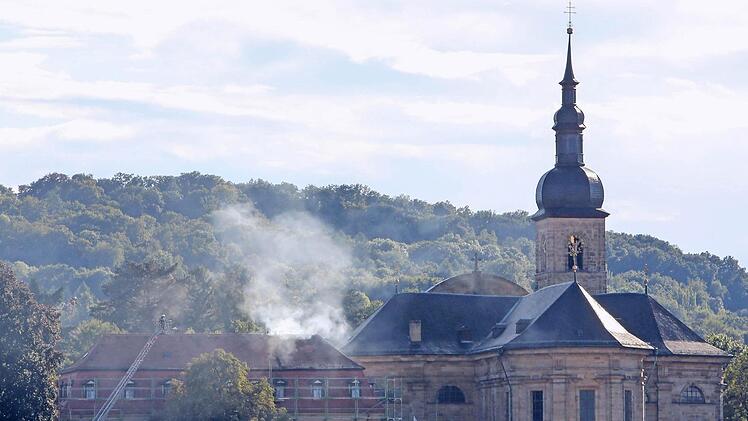 Weißer Rauch steigt aus dem Kapitelhaus auf. Zu dieser Zeit, kurz nach 18 Uhr, war der Brand gerade gelöscht. Foto: Harald Rieger