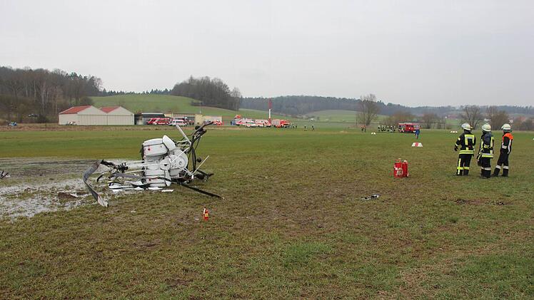Wegen der möglichen Gefahr ausgelaufenden Treibstoffes wachten Feuerwehrleute aus Rentweinsdorf über das Wrack. Foto: Ralf Kestel