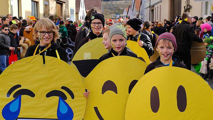 "Heute schon gelacht?", wollten die jungen Smileys wissen und gaben entsprechende Anregung durch große Schilder. Foto: Gerd Schaar