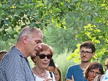 Wolfgang Kreis (l.) führt unter dem Titel "Abendaromatik" durch den Aromagarten. Foto: Katrin Simon