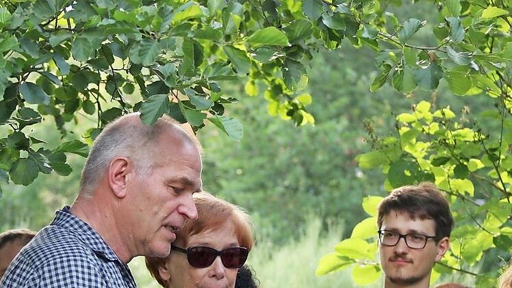 Wolfgang Kreis (l.) führt unter dem Titel "Abendaromatik" durch den Aromagarten. Foto: Katrin Simon
