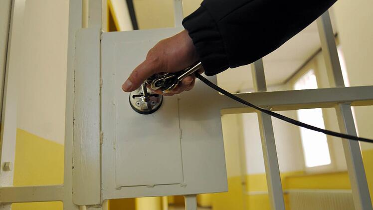 Aus dem Gerichtssaal in die Gefängniszelle ging es für den Angeklagten in einem Betrugsprozess. Foto: Uwe Zucchi, dpa