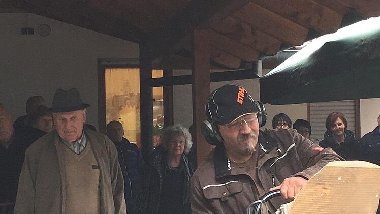 Robert Reuscher von der Kunstscheune aus Burghausen zauberte mit seiner Motorsäge in nur wenigen Minuten Gesichter in Holz. So lässt sich jede Nisthilfe verschönern.  Kerstin Väth