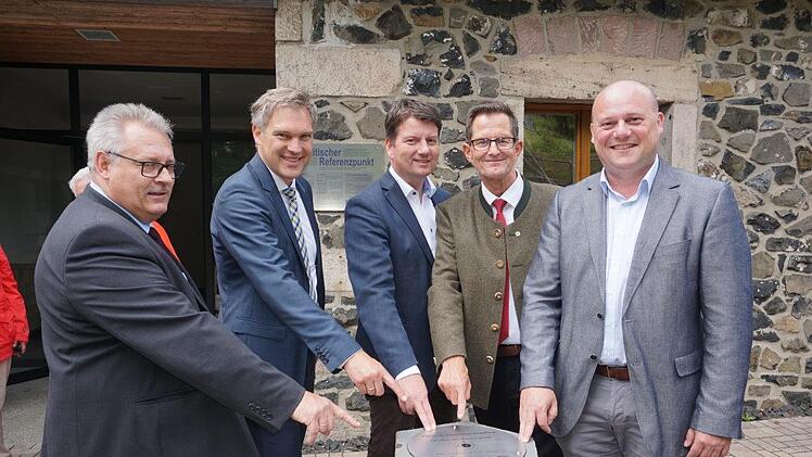 Das ist er. Der Geodätische Referenzpunkts auf dem Kreuzberg mit dem  jedermann feststellen kann, wie genau oder ungenau das eigene GPS-Gerät  funktioniert. Das Bild zeigt von links: Albert Köder (Leiter des Amts  für Digitalisierung, Breitband und Vermessung Bad Kissingen mit seiner  Außenstelle in Bad Neustadt), Wolfgang Bauer (Präsident des Landesamts  für Digitalisierung, Breitband und Vermessung), Sandro Kirchner (MdL),  den stellvertretenden Landrat Peter Suckfüll und Bürgermeister Geor...