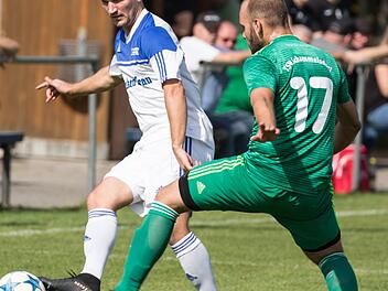 64 Minuten lang hielt das Mitwitzer Abwehrbollwerk um Tobias Gentzsch (weißes Trikot) gegen den TSV Schammelsdorf. In Oberhaid wollen die Mitwitzer nun selbst wieder Tore bejubeln können.  Foto: Heinrich Weiß