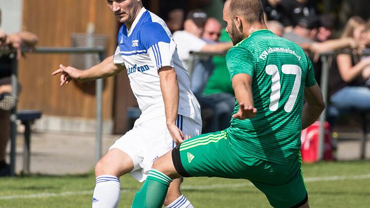 64 Minuten lang hielt das Mitwitzer Abwehrbollwerk um Tobias Gentzsch (weißes Trikot) gegen den TSV Schammelsdorf. In Oberhaid wollen die Mitwitzer nun selbst wieder Tore bejubeln können.  Foto: Heinrich Weiß