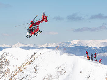 Bergrettung Gletscher Berge mit Hubschrauber