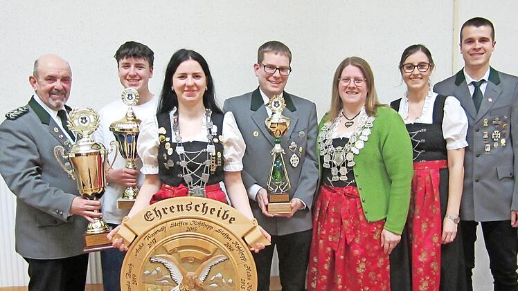 Erfolgreiche Schützen geehrt: Schützenmeister Armin Hahn, „Er und sie“-Gewinner Jugend Tim und Jugendschützenkönigin Emily Blahusch (Ehren- und Pokalscheibe), „Er und sie“-Gewinner Michael Eusemann und Schützenkönigin Heike Kohlhepp, Wildbret-Gewi...