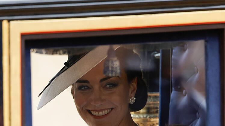 Bei "Trooping The Colour 2024" waren alle Augen auf Prinzessin Catherine gerichtet: Es war der erste öffentliche Auftritt der damals 42-Jährigen seit Bekanntwerden ihrer Krebserkrankung und für royale Fans eine große Überraschung.