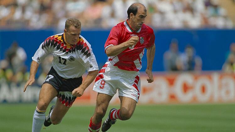 Deutschland schied bei der WM 1994 &uuml;berraschend im Viertelfinale gegen den Au&szlig;enseiter Bulgarien aus (Spielszene mit Martin Wagner, links, und Jordan Letchkow).