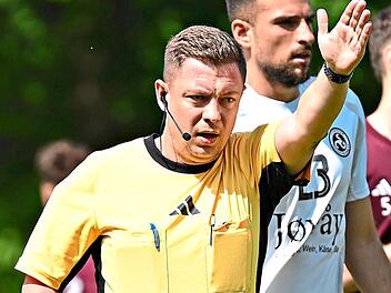 Amateurschiedsrichter wie Tobias F&ouml;rtsch m&uuml;ssen k&uuml;nftig etliche Regel&auml;nderungen beachten.Sportfoto Zink