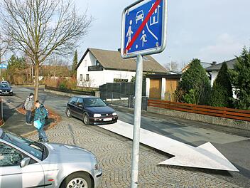 Achtung, am Ende einer Spielstraße gilt auch in der Tempo-30-Zone nicht rechts-vor-links. Hier in der Graslitzer Straße hat der dunkle Golf Vorfahrt. Foto: Andreas Dorsch