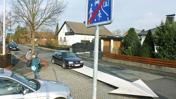 Achtung, am Ende einer Spielstraße gilt auch in der Tempo-30-Zone nicht rechts-vor-links. Hier in der Graslitzer Straße hat der dunkle Golf Vorfahrt. Foto: Andreas Dorsch