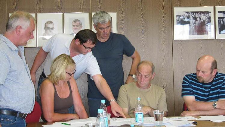 Bei der geplanten Pension mit Café bleibt das Erdgeschoss des dreistöckigen Gebäudes im Boden, erklärt Bauwerber Christian Lunkenbein (Dritter von links) den Gemeinderäten. Fotos: Monika Schütz