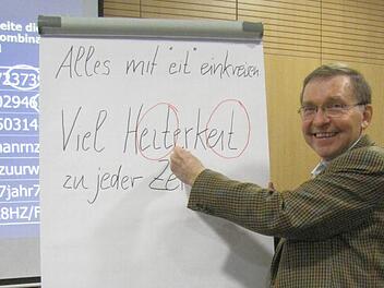 Denken als Sport: Siegfried Lehrl erläutert ein geistiges Aufwärmtraining bei einem Seminar in Bad Nauheim. Foto: Stefan Schäfer