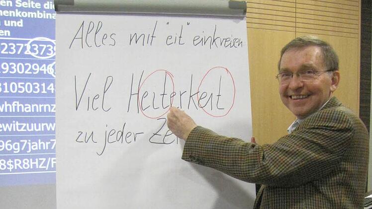 Denken als Sport: Siegfried Lehrl erläutert ein geistiges Aufwärmtraining bei einem Seminar in Bad Nauheim. Foto: Stefan Schäfer