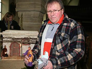 Ganz zuletzt stellt Wolfgang Walter die Figuren von Maria und Josef vor die Herberge. Im Hintergrund seine Frau Annette WalterFotos: Evi Seeger