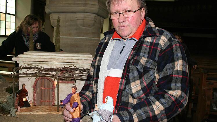 Ganz zuletzt stellt Wolfgang Walter die Figuren von Maria und Josef vor die Herberge. Im Hintergrund seine Frau Annette WalterFotos: Evi Seeger