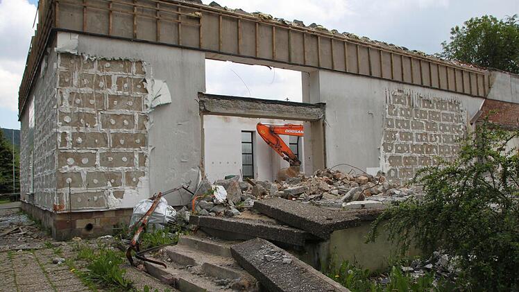 Im Inneren der ehemaligen Kirche steht ein Bagger.