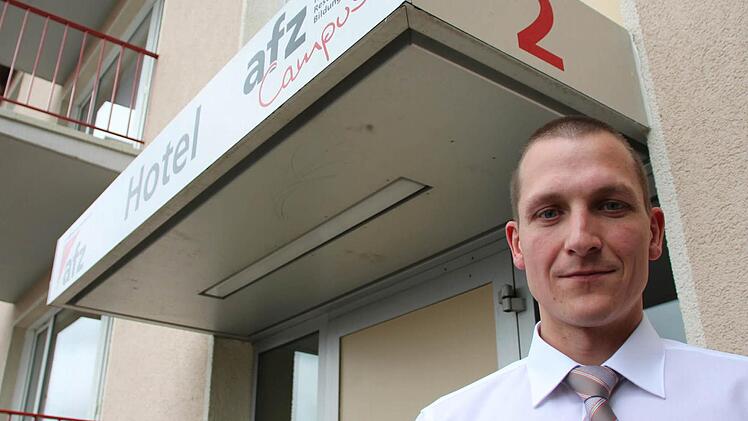 Hannes Schnabel vor dem Afz-Campus. In einem Teil des Wohnblocks sollen bis zu 24 unbegleitete minderjährige Flüchtlinge wohnen. Foto: Benedikt Borst