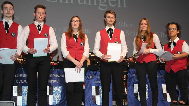 Hans Schülein, Leonhard Hahn, Franziska Günther, Christian Ertl, Sophie Düreth und Josephine Marie Altmann sind seit fünf Jahren bei der städtischen Jugendkapelle. Foto: Sonny Adam