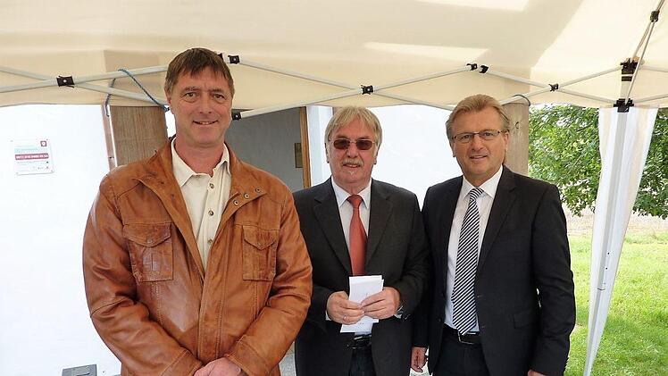 Mit Geldspenden unterstützten die Gemeinden Stockheim sowie Neuhaus-Schierschnitz den Kapellenbauverein. Von links: Bürgermeister Andreas Meusel, Neuhaus-Schnierschnitz, Willi Bischoff, Vorsitzender des Kapellenbauvereins sowie Bürgermeister Rainer Detsch, Stockheim. Foto: Gerd Fleischmann