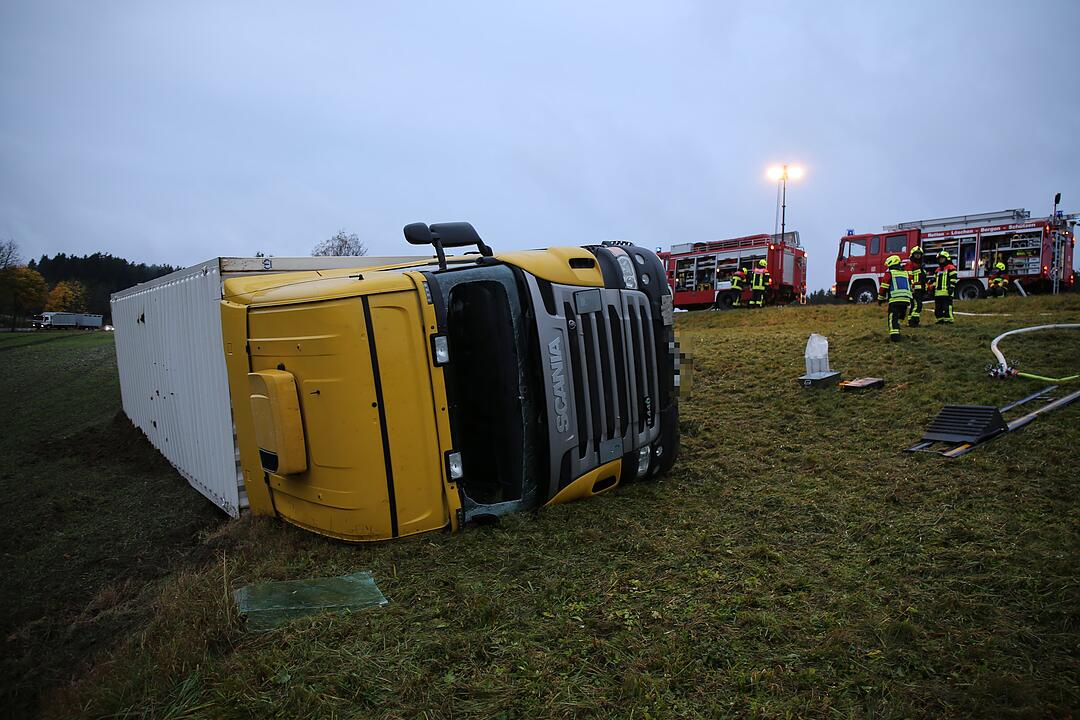 Lkw in Oberfranken kippt um - Fahrer eingeklemmt