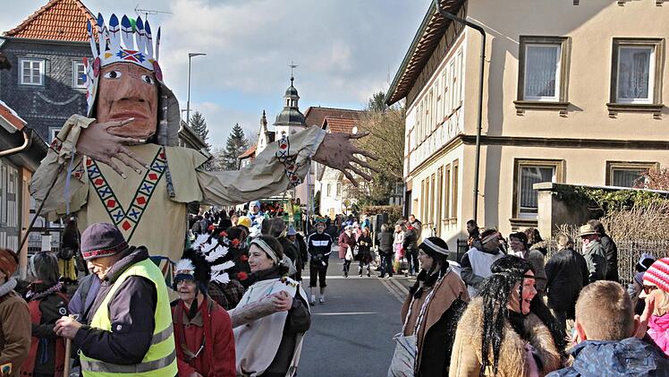 Nicht zu übersehen: Die Wildwesttruppe  der Lebens- und Arbeitsgemeinschaft Sonnenhof mit ihrem alles überragenden Häuptling