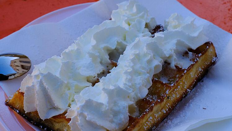 Die belgischen Freunde aus der Hammelburger Partnerstadt Turnhout buken leckere Brüsseler Waffeln.Gerd Schaar
