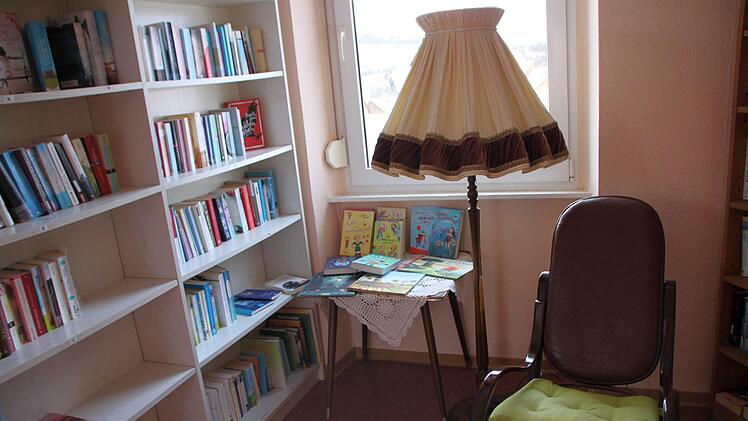 Ein Platz zum Verweilen: Die Bücherei in Geroda bietet fast 1.000 Bücher zum Verleihen an. Foto: Julia Raab