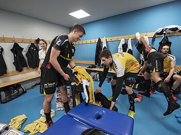 Youngster Jakob Knauer (links) und Max Jaeger waschen fleißig "schmutzige Wäsche" beim HSC. Physiotherapeutin  Carolin Weiß (im Hintergrund), Marcel Timm und Patrick Weber (r.) kümmern sich um ihre eigenen Sachen. Fotos: Hagen Lehmann