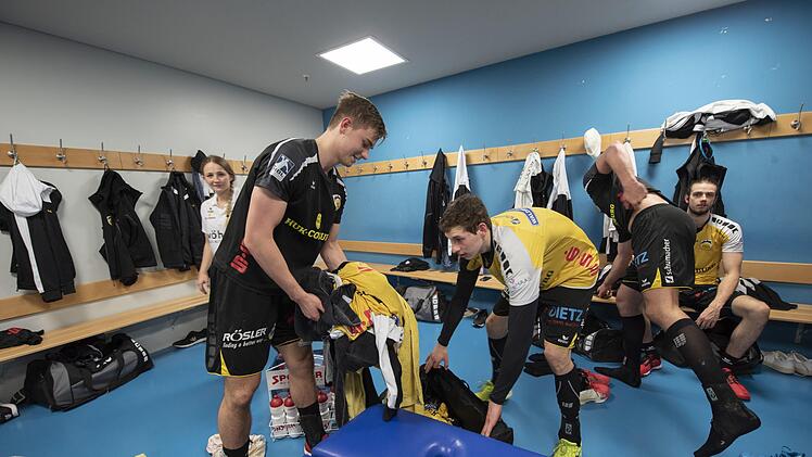 Youngster Jakob Knauer (links) und Max Jaeger waschen fleißig "schmutzige Wäsche" beim HSC. Physiotherapeutin  Carolin Weiß (im Hintergrund), Marcel Timm und Patrick Weber (r.) kümmern sich um ihre eigenen Sachen. Fotos: Hagen Lehmann