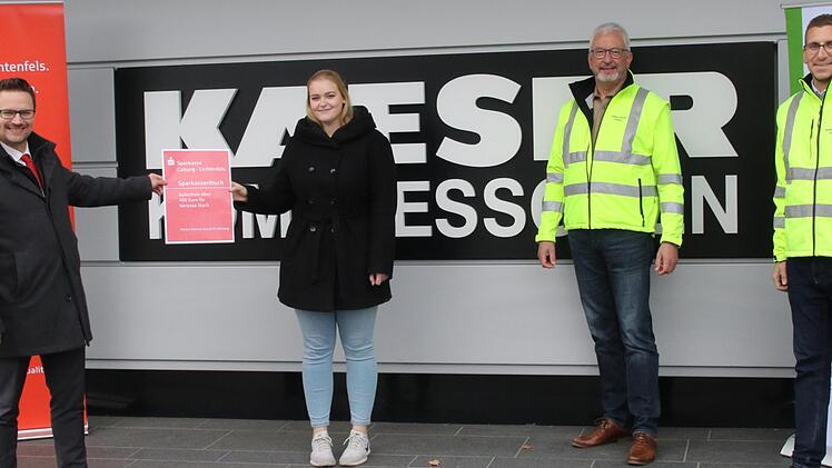 Für Vanessa Stach (Zweite von links) hat sich die Teilnahme am Verkehrssicherheitstraining doppelt gelohnt: Sie wurde gezogen und gewann eines von 25 Sparbüchern der Sparkasse, das mit 400 Euro gefüllt war. Bei der Gewinnübergabe von links: Stefan Schneyer von der Sparkasse, Vanessa Stach, Vorsitzender der Verkehrswacht, Udo Skrzypczak, und sein Stellvertreter und Projektleiter Tobias Rothaug. Foto: Michael Stelzner