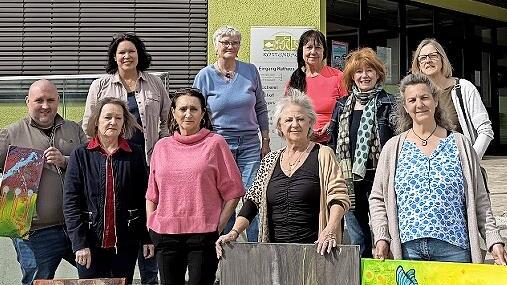 Sie animieren zur Begegnung durch Kunst (von link s und von unten nach oben): Sascha Lamm, Gudrun Jabari, Magdalena Murach, Evi Knoll, Nicole Ott, Ulla Rosensteiner, Biggi Liebich, Rosi Felgenhauer-Sperr, Friedel Neupauer und Jutta Wachs-Müller.