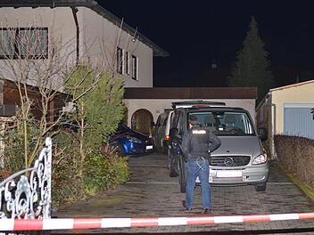 Ein Ermittler auf dem Weg zum Tatort in Weisendorf. Foto: ToMa-Fotografie